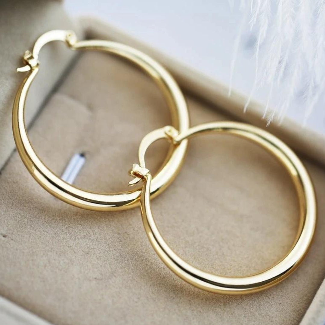 Eye-catching gold earrings